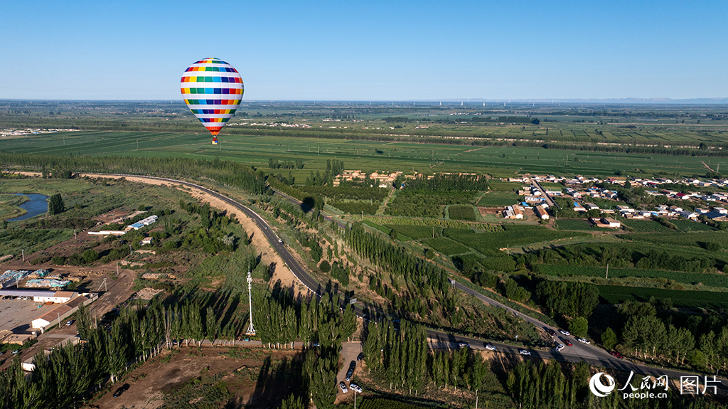 7月20日，內蒙古自治區磴口縣比賽現場，參賽熱氣球在比賽中。