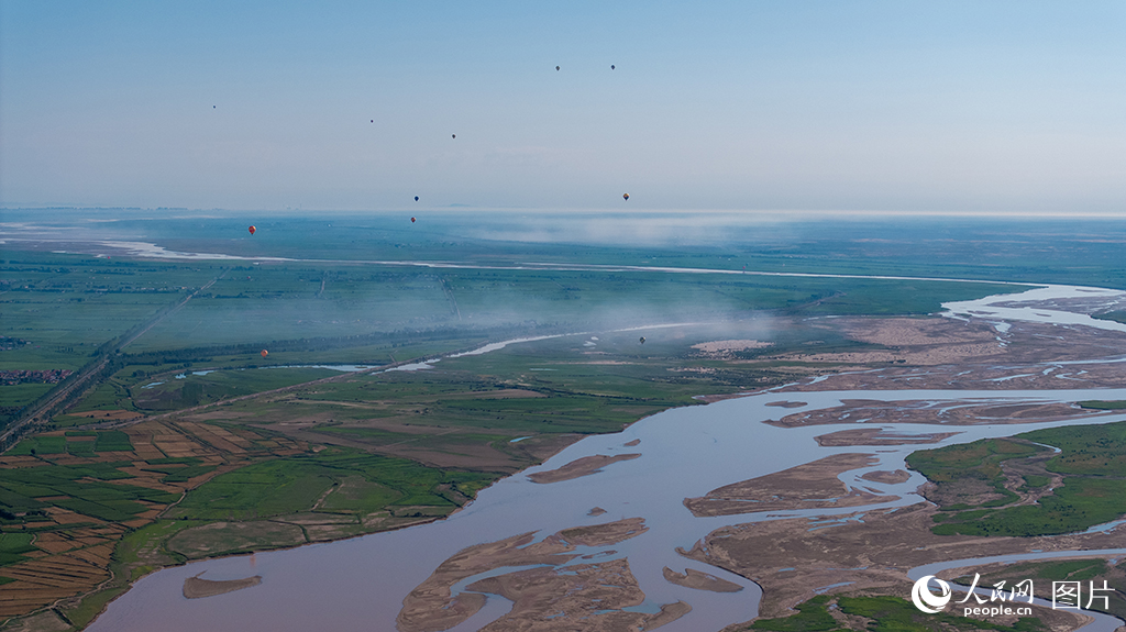 7月20日，內蒙古自治區磴口縣比賽現場，各參賽熱氣球在比賽中。