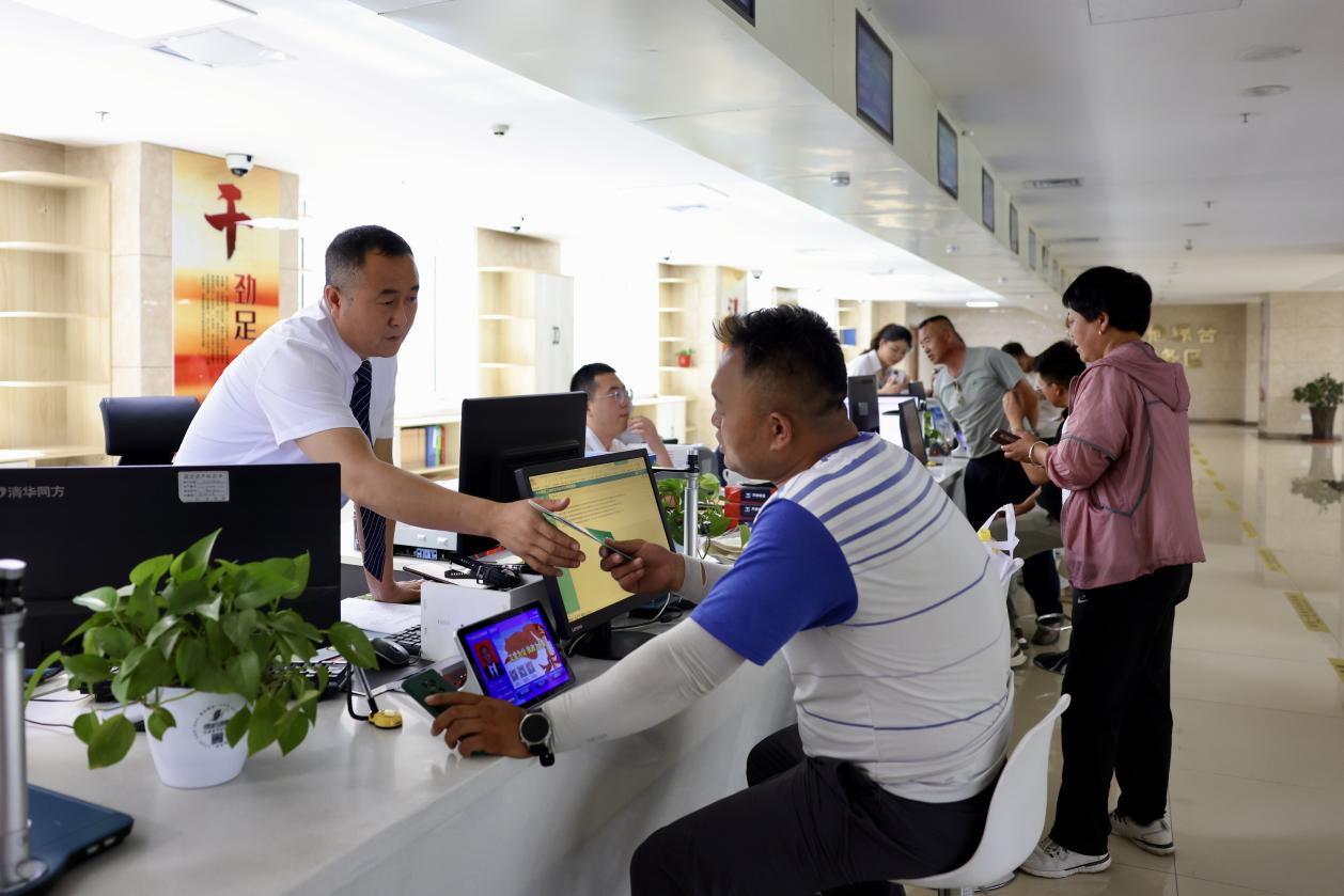 春風化雨時，梧桐引鳳來