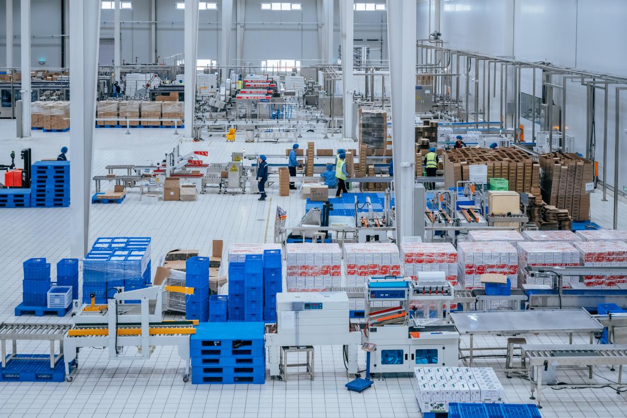 甘肅傳祁甘味乳業有限公司生產車間。邱活攝