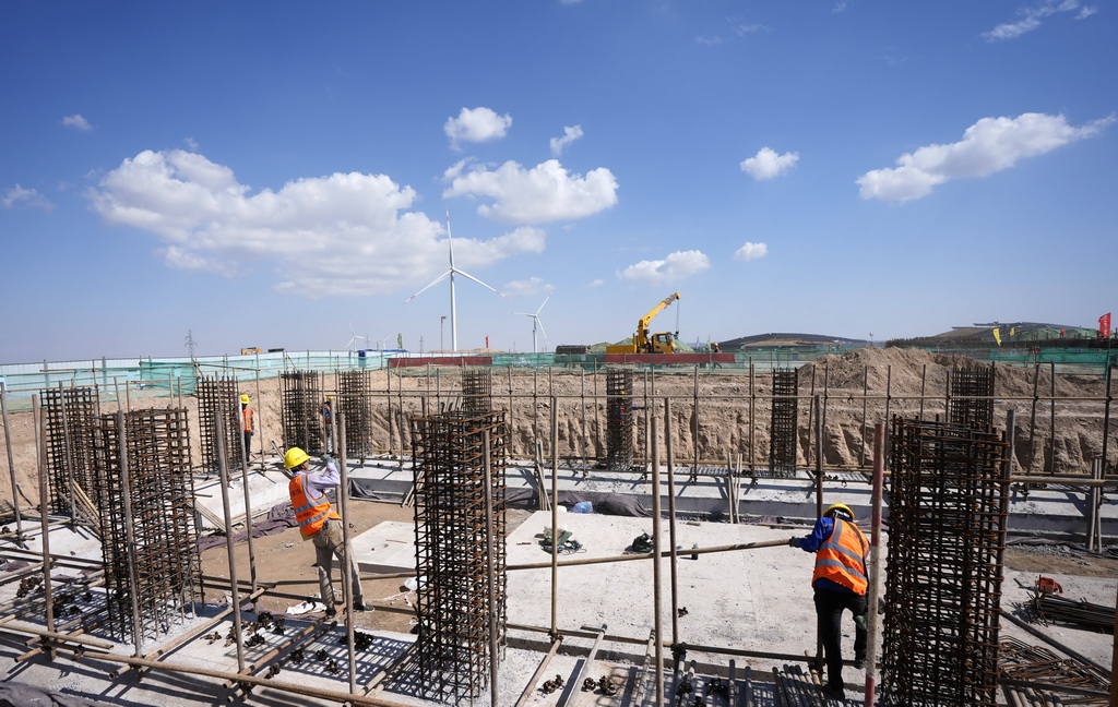 7月21日，中鐵十一局工人在中衛300萬千瓦光伏綠電項目3號330千伏變電站建設現場施工。