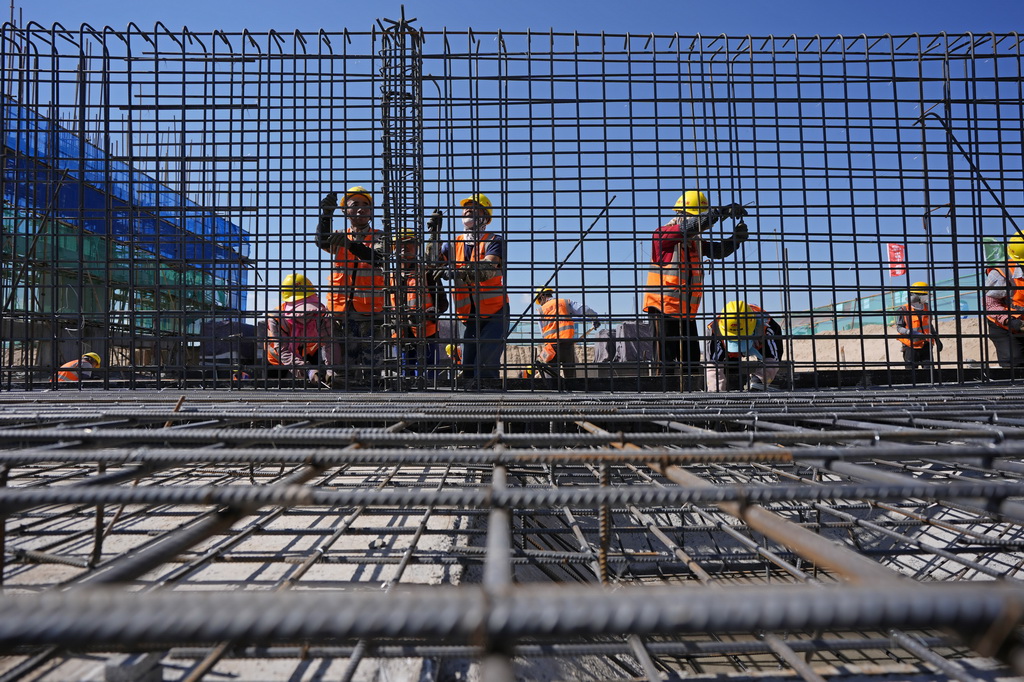 7月21日，中鐵十一局工人在中衛300萬千瓦光伏綠電項目3號330千伏變電站建設現場施工。