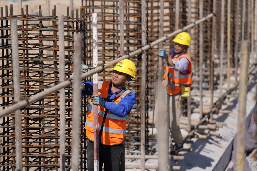 7月21日，中鐵十一局工人在中衛300萬千瓦光伏綠電項目3號330千伏變電站建設現場施工。