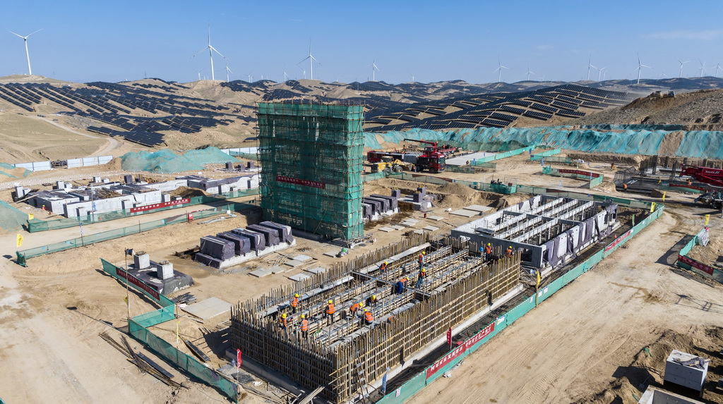 7月21日，中鐵十一局工人在中衛300萬千瓦光伏綠電項目2號330千伏變電站建設現場施工（無人機照片）。