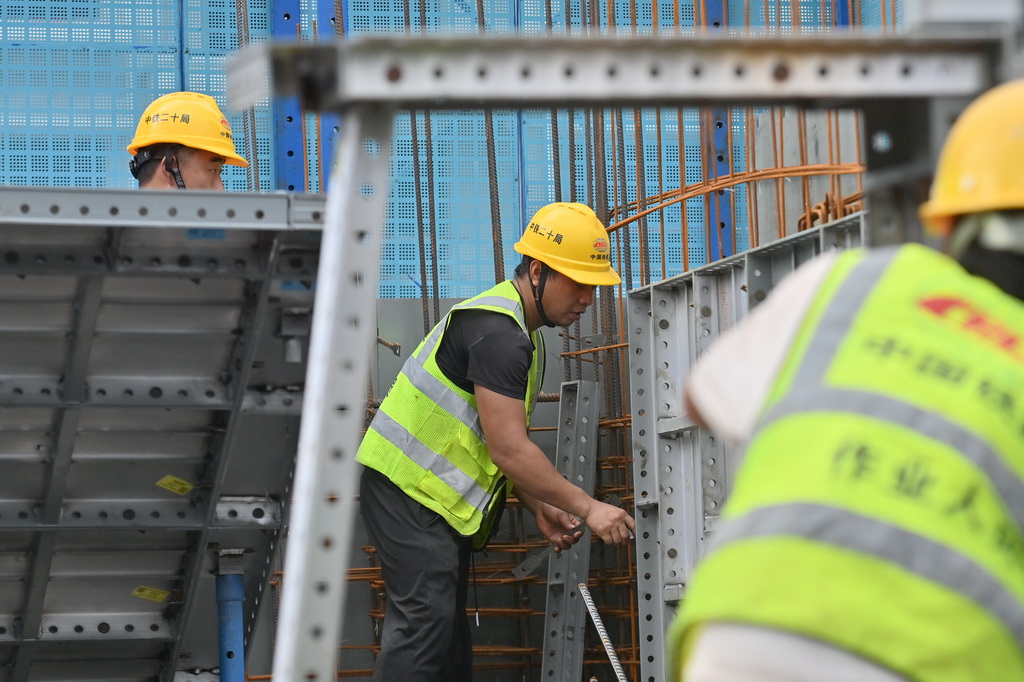 7月21日，中鐵二十局工人在南寧市雞村城中村改造項目建設現場施工作業。