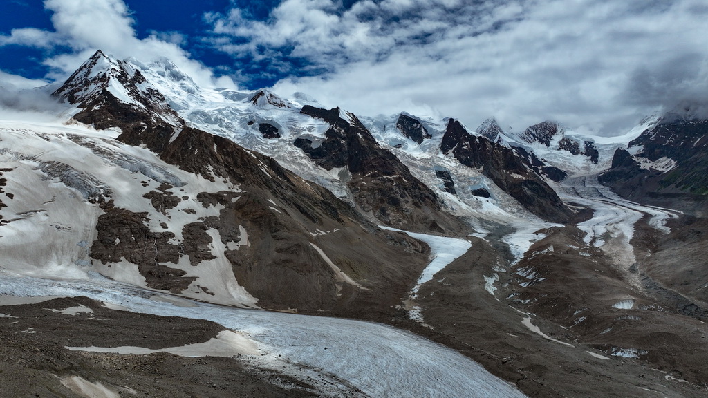 空中俯瞰祥格拉冰川（7月20日攝，無人機照片）。