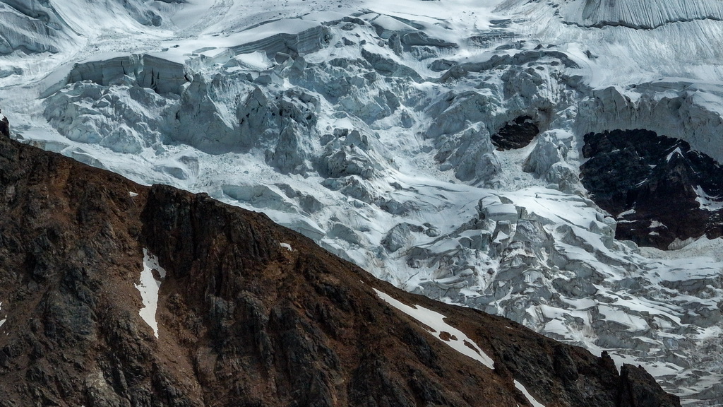 空中俯瞰祥格拉冰川（7月20日攝，無人機照片）。