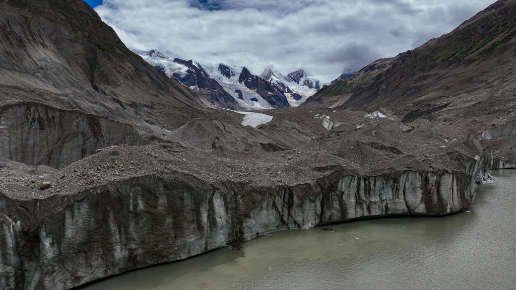 祥格拉冰川冰舌末端（7月20日攝，無人機照片）。