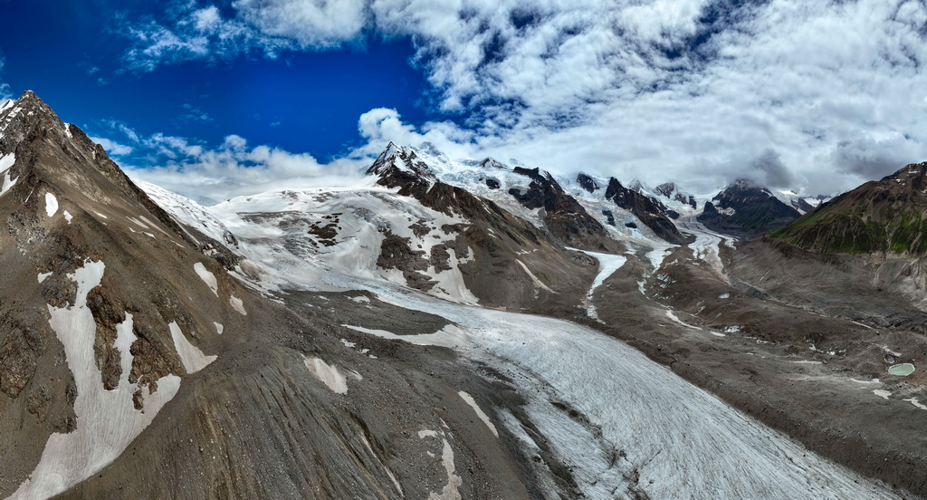 空中俯瞰祥格拉冰川（7月20日攝，無人機照片）。