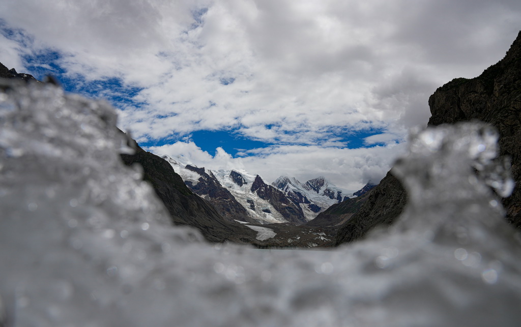 位于西藏昌都市邊壩縣普玉村境內的祥格拉冰川（7月20日攝）。