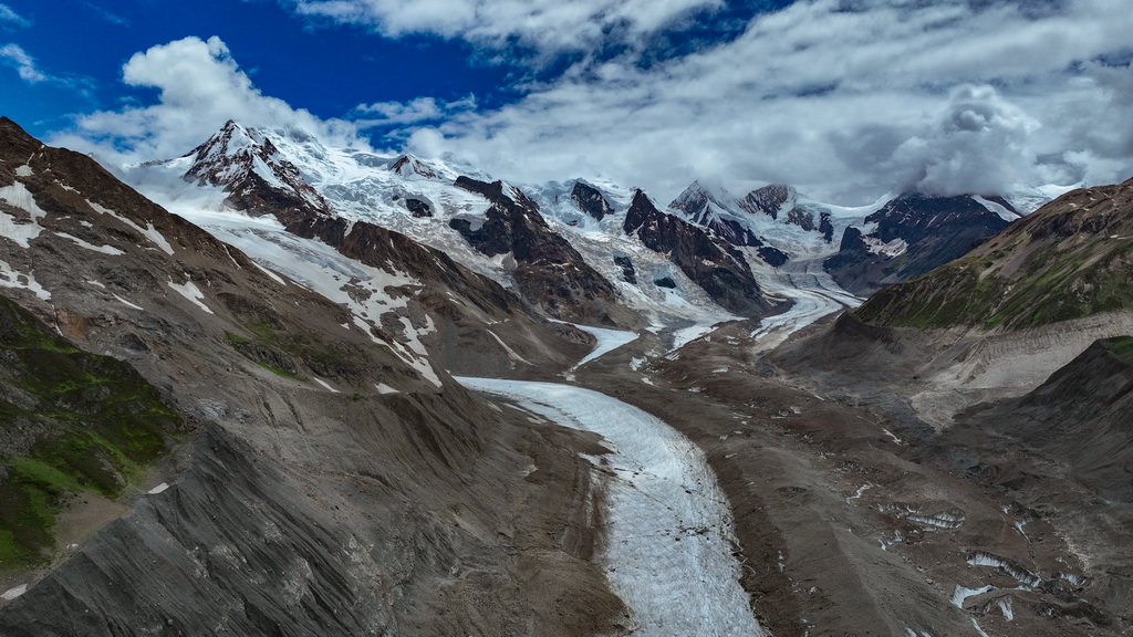空中俯瞰祥格拉冰川（7月20日攝，無人機照片）。