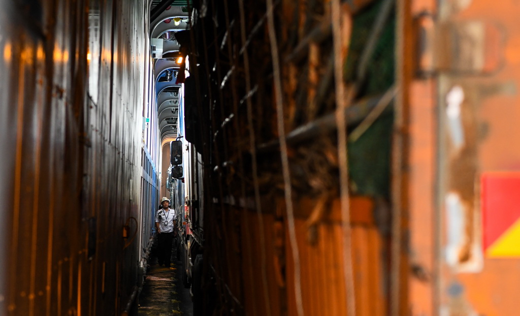 7月22日，在?？谑行阌⒏?，?？诤Ｊ戮止ぷ魅藛T在客滾船上進行開航前檢查。