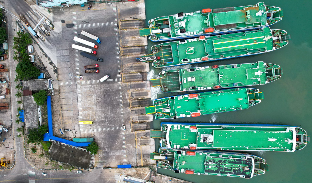 7月22日，在?？谑行阌⒏?，車輛有序駛入客滾船（無人機照片）。