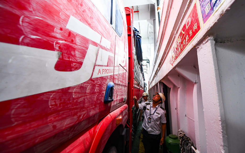 7月22日，在?？谑行阌⒏?，?？诤Ｊ戮止ぷ魅藛T在客滾船上進行開航前檢查。