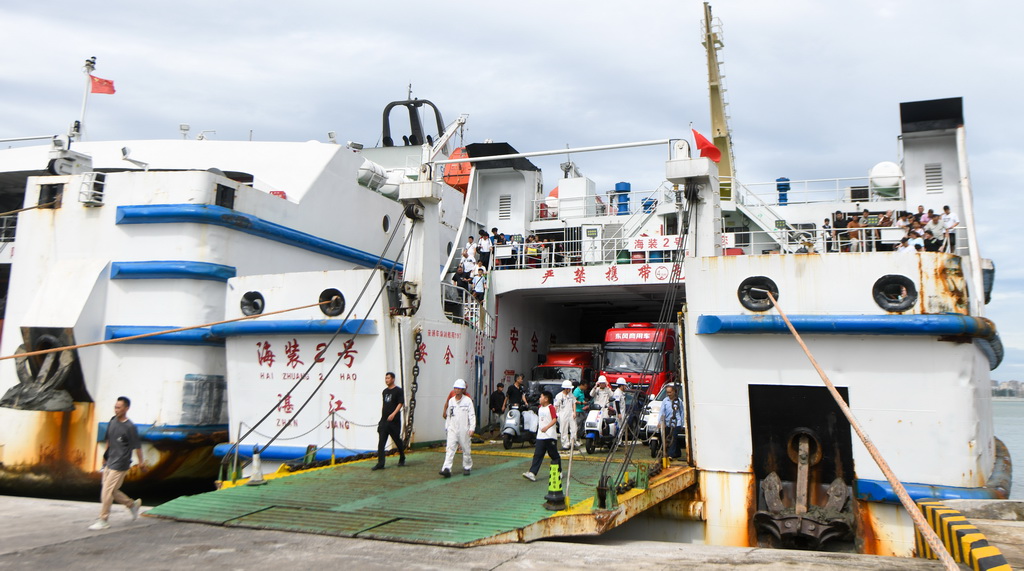 7月22日，在?？谑行阌⒏?，旅客有序離開客滾船。