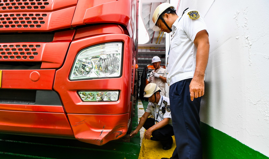 7月22日，在?？谑行阌⒏?，?？诤Ｊ戮止ぷ魅藛T在客滾船上進行開航前檢查。