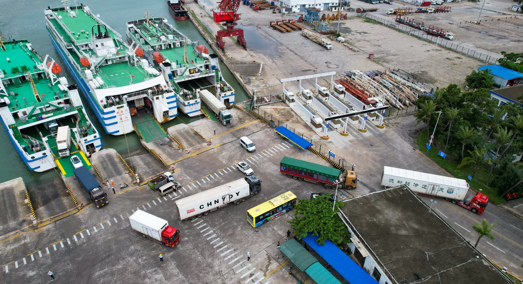7月22日，在?？谑行阌⒏?，車輛有序駛離客滾船（無人機照片）。