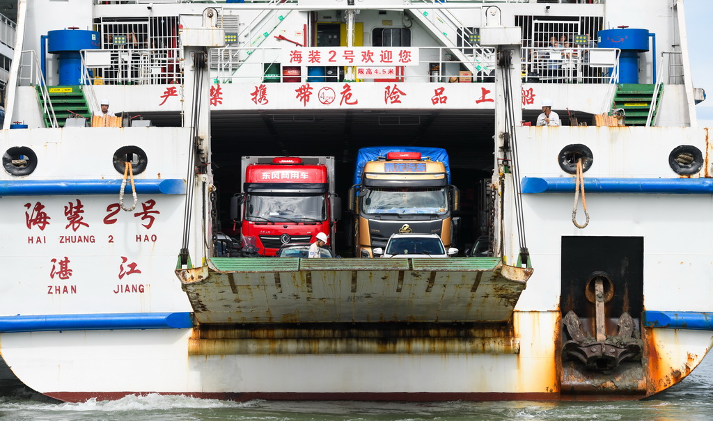 7月22日，客滾船駛入?？谑行阌⒏鄄次?。