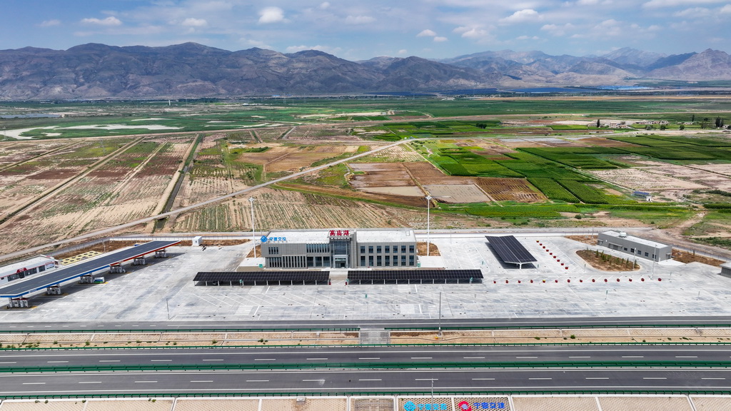 這是烏瑪高速公路惠農至石嘴山段高廟湖服務區（7月22日攝，無人機照片）。