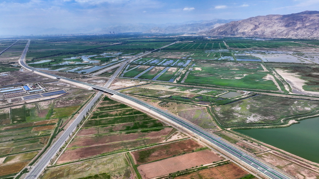 這是建成通車的烏瑪高速公路惠農至石嘴山段（7月22日攝，無人機照片）。