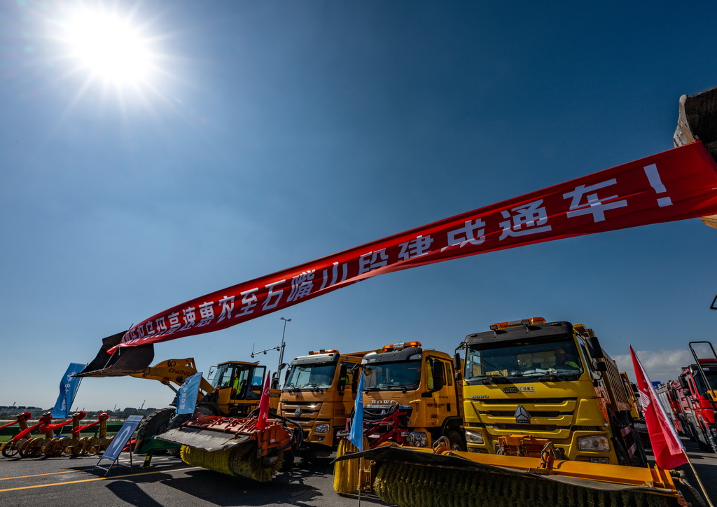 這是烏瑪高速公路惠農至石嘴山段建成通車儀式現場（7月22日攝）。