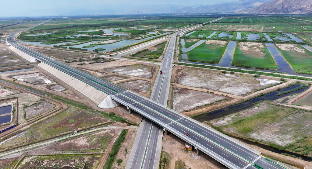 7月22日，車輛在烏瑪高速公路惠農至石嘴山段上行駛（無人機照片）。