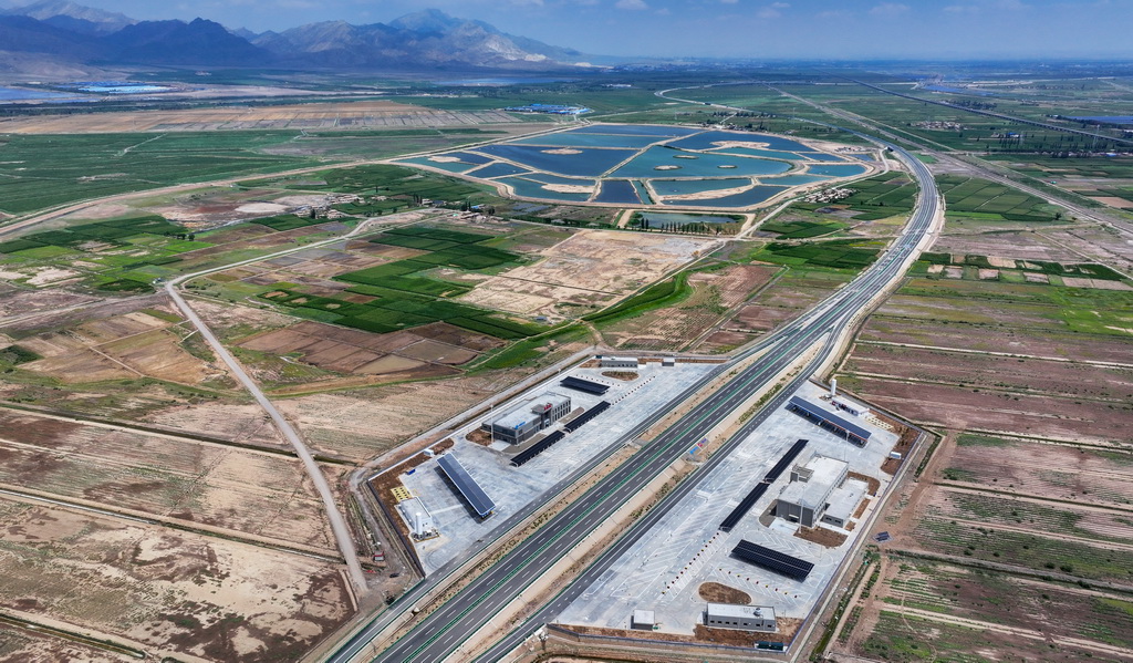 這是烏瑪高速公路惠農至石嘴山段高廟湖服務區（7月22日攝，無人機照片）。