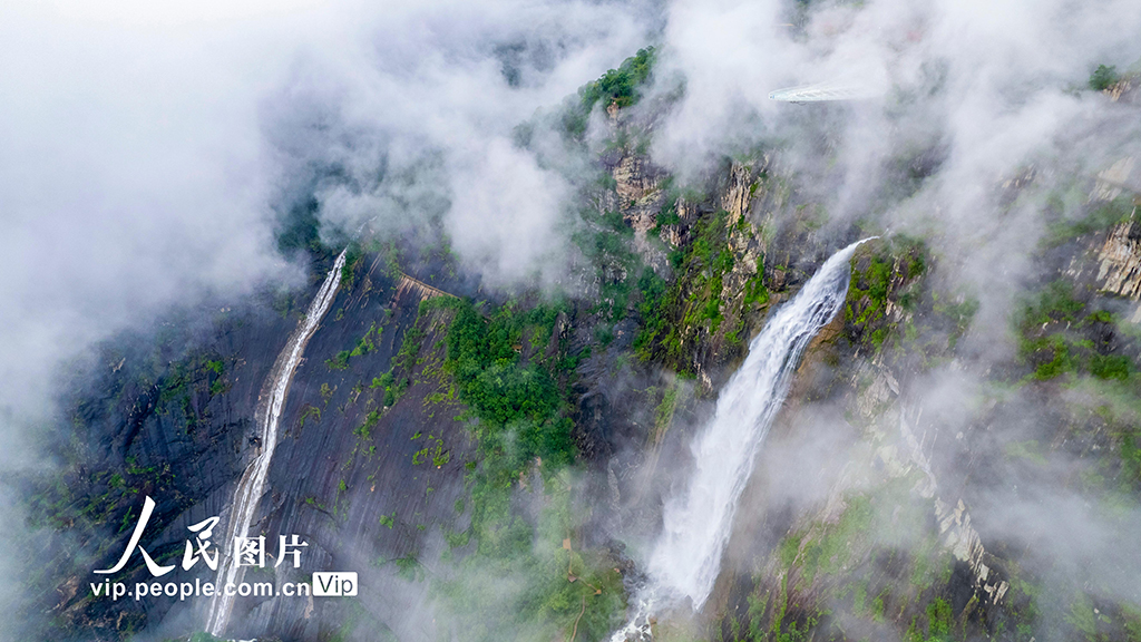 福建德化：岱仙瀑布氣勢磅礴
