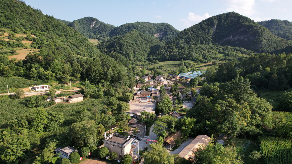 7月14日拍攝的青泥嶺腳下的青泥村（無人機照片）。新華社記者 陳斌 攝