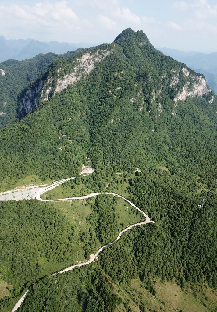 7月14日拍攝的青泥嶺主峰鐵山和鄉村道路（無人機照片）。新華社記者 馬寧 攝