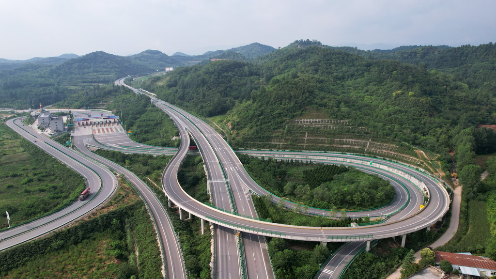 7月15日拍攝的十天高速公路徽縣段（無人機照片）。新華社記者 陳斌 攝