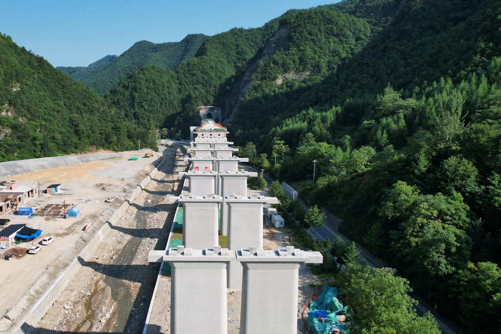 7月15日拍攝的天隴鐵路徽縣段建設現場（無人機照片），這條連接天水與隴南的快速鐵路干線是甘肅省首條自主投資建設的鐵路。新華社記者 陳斌 攝