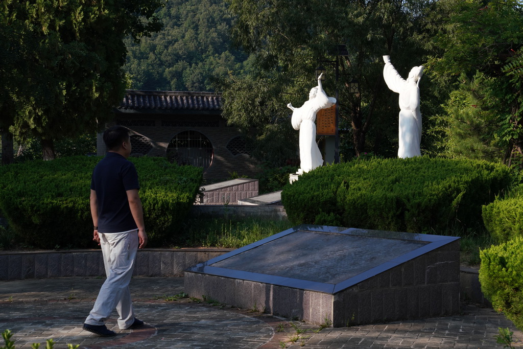7月14日，在甘肅省隴南市徽縣大河店鎮青泥村，游客觀賞李白和杜甫的雕塑。新華社記者 馬寧 攝