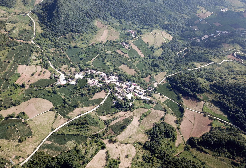 7月14日拍攝的青泥嶺上的村莊和鄉村道路（無人機照片）。新華社記者 馬寧 攝