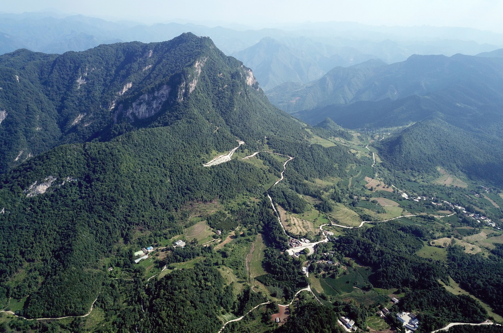 7月14日拍攝的青泥嶺主峰鐵山和鄉村道路（無人機照片）。新華社記者 馬寧 攝