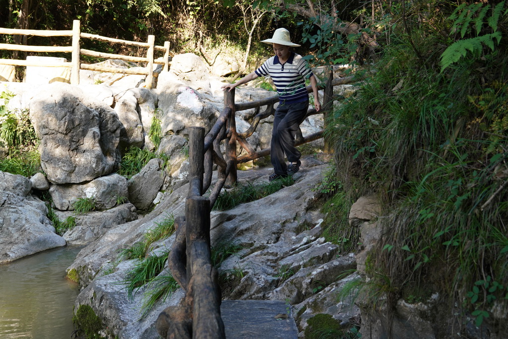 7月14日，游客在青泥嶺古蜀道遺存旁走過。新華社記者 馬寧 攝