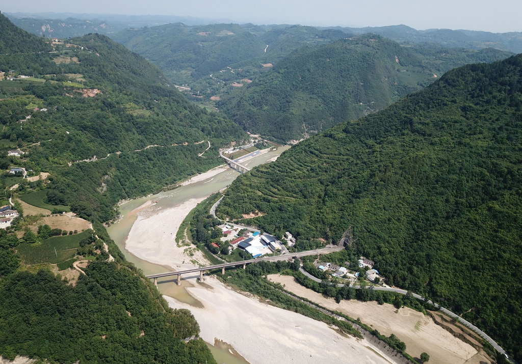 7月15日拍攝的嘉陵江黃沙河大橋（上）和寶成鐵路橋（無人機照片）。新華社記者 馬寧 攝