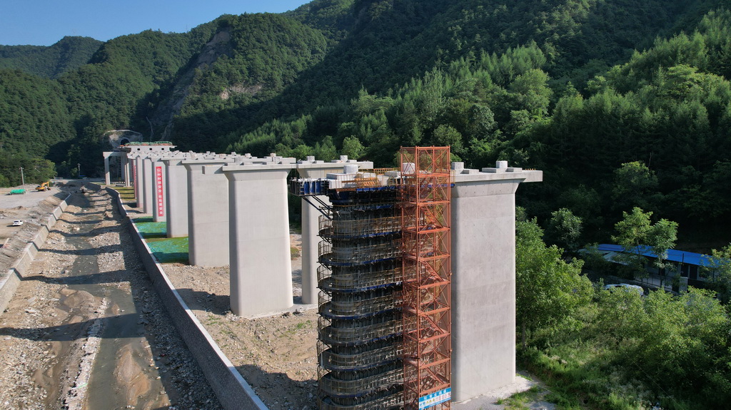 7月15日拍攝的天隴鐵路徽縣段建設現場（無人機照片），這條連接天水與隴南的快速鐵路干線是甘肅省首條自主投資建設的鐵路。新華社記者 陳斌 攝