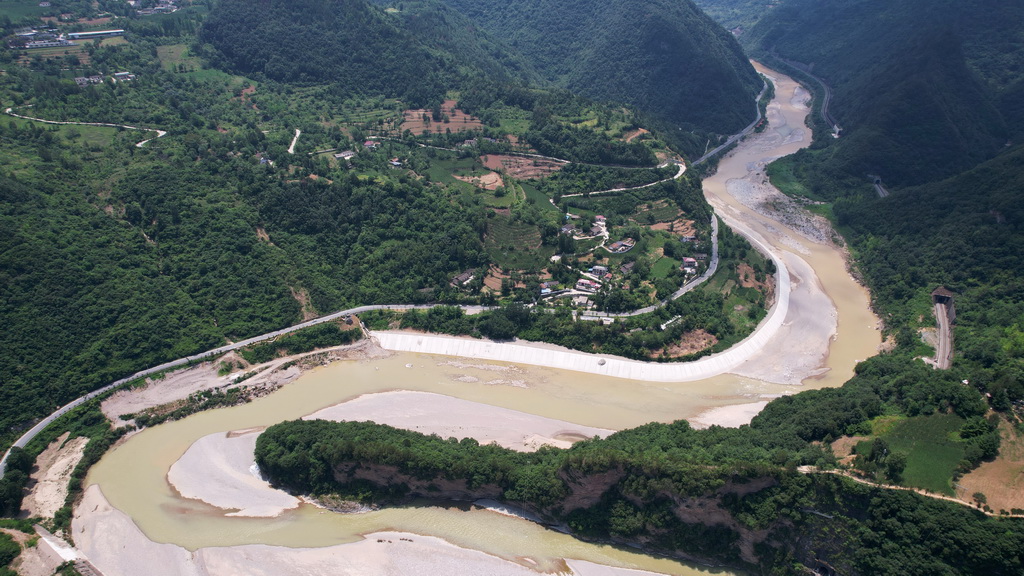 7月15日拍攝的嘉陵江兩岸的寶成鐵路（右）和328省道（無人機照片）。新華社記者 陳斌 攝