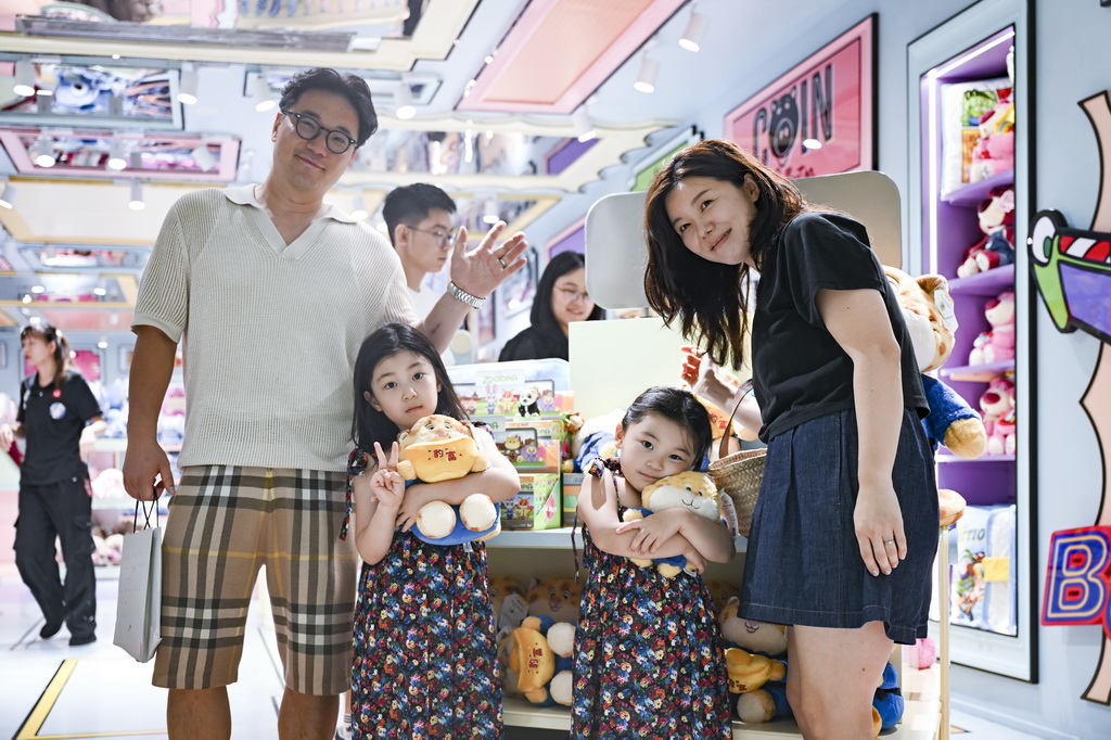 7月17日，韓國游客在位于上海市南京路步行街的一家潮玩店里購物。新華社記者 唐斯琦 攝