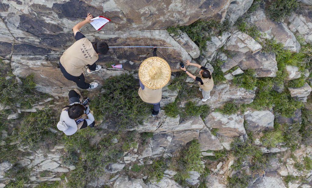 7月23日，工作人員在賀蘭山巖畫遺址區內進行2025年度巖畫復查（無人機照片）。