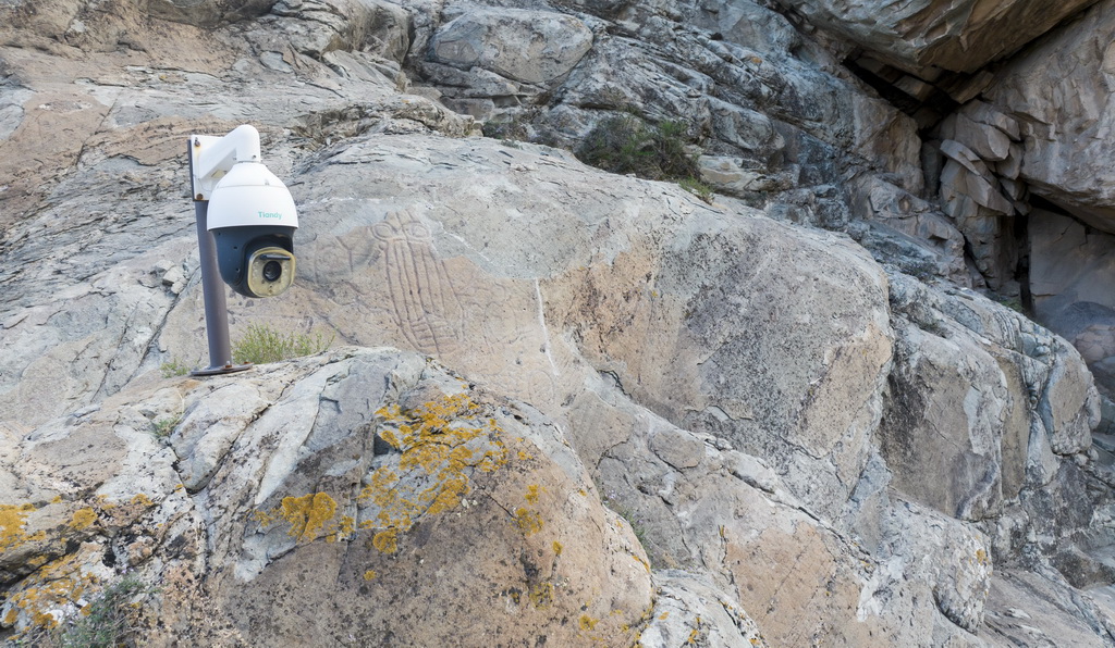 這是7月23日拍攝的賀蘭山巖畫景區的監控攝像頭（無人機照片）。目前，賀蘭山巖畫景區內有100多個監控攝像頭，對巖畫情況進行監控。