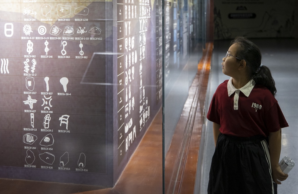 7月23日，游客在銀川世界巖畫館參觀。