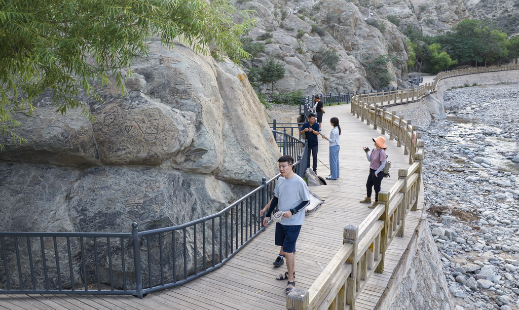 7月23日，游客在賀蘭山巖畫景區游覽（無人機照片）。