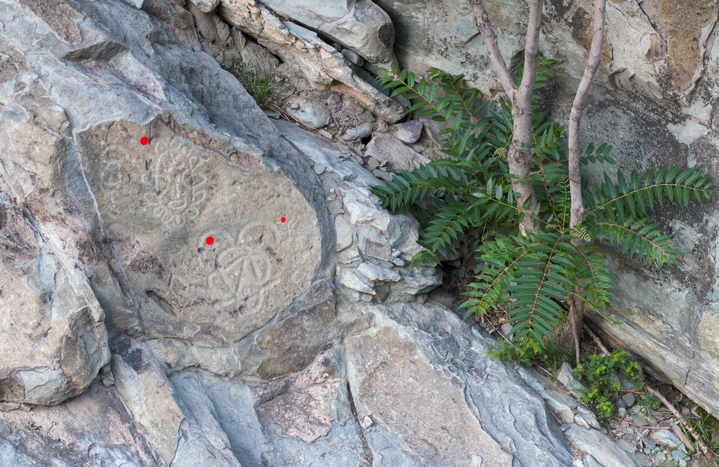 這是7月23日在賀蘭山巖畫景區拍攝的巖畫和紅色標識點（無人機照片）。標識點方便游客找到巖畫，可以隨時粘貼，對石質和文物不會產生影響。