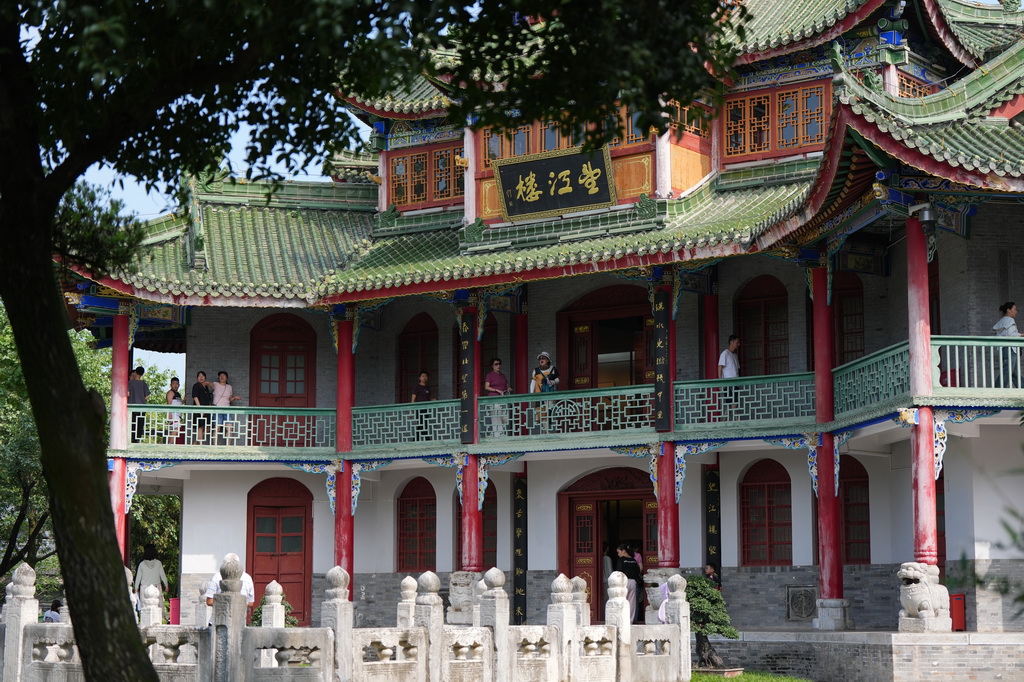 7月22日，游客在漢中市博物館古漢臺遺址上所建的望江樓參觀。