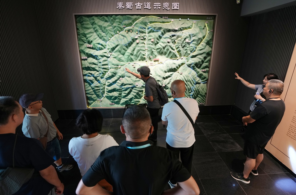 7月22日，游客在漢中市博物館觀看秦蜀古道示意圖。