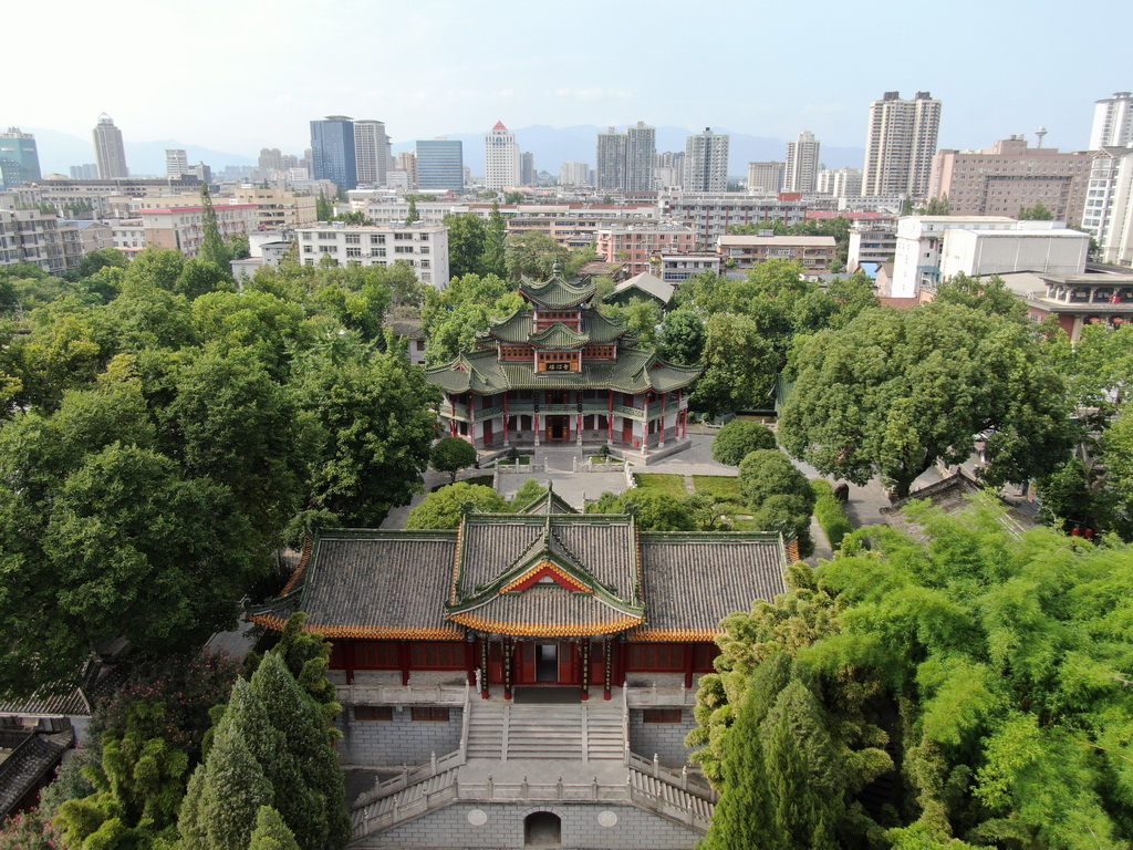 北倚秦嶺的漢中古漢臺遺址（7月21日攝，無人機照片）。