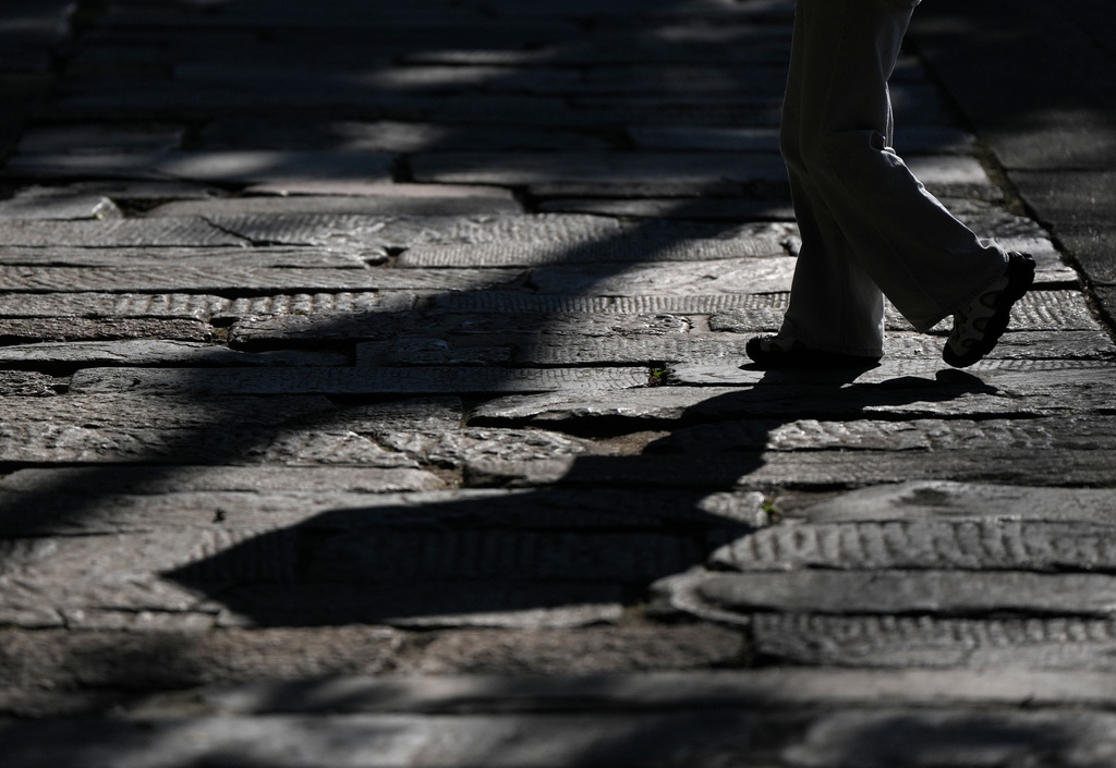 7月22日，游客從漢中市勉縣武侯祠內的一段古代金牛道上走過。