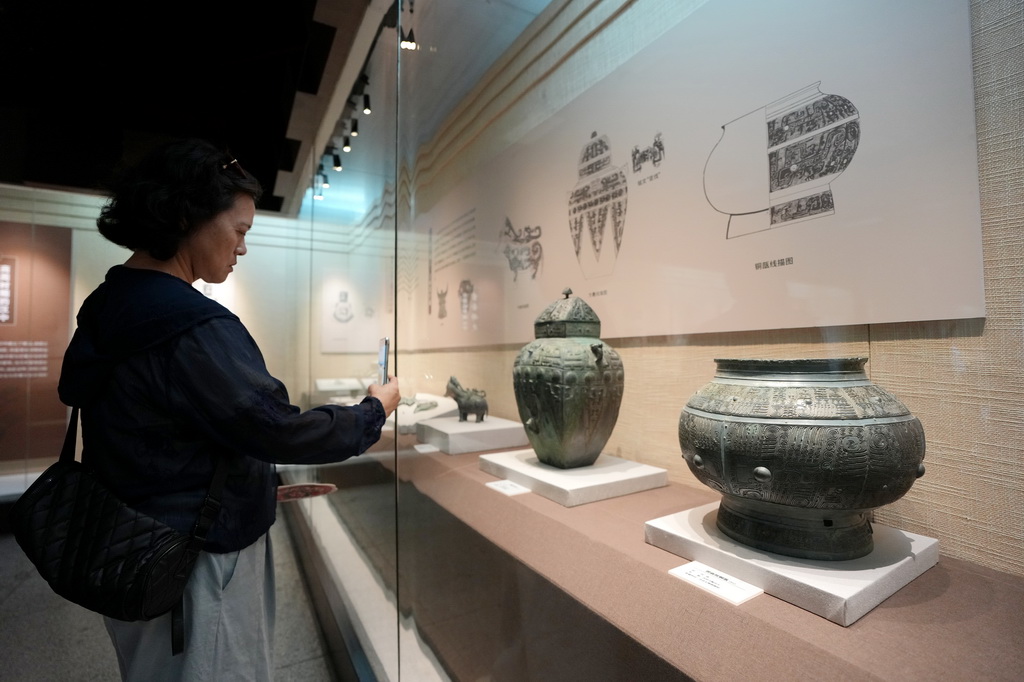 7月22日，游客在漢中市博物館參觀漢中境內出土的青銅器。
